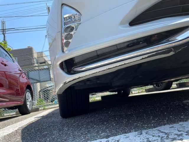 トヨタ プリウス A プレミアム 兵庫県 2018(平30)年 5.7万km ホワイトパールクリスタルシャイン ワンオーナー/純正ディーラーナビ/　Bluetooth・SD・AUX・CDチェンジャー/フルセグテレビ（走行中視聴可能）/純正ビルトインETC/ドライブレコーダー（前方）/バックカメラ/ブラインドスポットモニター/衝撃軽減システム/エアバッグ（W＋サイド）/カーテンエアバッグ/４WD/スマートキー/プッシュスタート/アダプティブクルーズコントロール/パワーステアリング/パワーウィンドウ/パーキングアシスト/アイドリングストップ/アンチロック・ブレーキ・システム/横滑り防止装置/コーナーセンサー（前後）/レーンキープアシスト/盗難防止装置/LEDヘッドライト/オートライト/オートマチックハイビーム/オートワイパー/パワーシート（D席）/シートヒーター（D+N席）/サンルーフ/社外アルミ/　メーカー（SBB）/社外エアロパーツ/　メーカー（モデリスタ）/スペアキー（1本）/保証書/取扱説明書