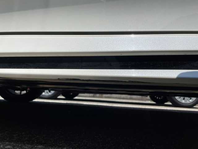 トヨタ プリウス A プレミアム 兵庫県 2018(平30)年 5.7万km ホワイトパールクリスタルシャイン ワンオーナー/純正ディーラーナビ/　Bluetooth・SD・AUX・CDチェンジャー/フルセグテレビ（走行中視聴可能）/純正ビルトインETC/ドライブレコーダー（前方）/バックカメラ/ブラインドスポットモニター/衝撃軽減システム/エアバッグ（W＋サイド）/カーテンエアバッグ/４WD/スマートキー/プッシュスタート/アダプティブクルーズコントロール/パワーステアリング/パワーウィンドウ/パーキングアシスト/アイドリングストップ/アンチロック・ブレーキ・システム/横滑り防止装置/コーナーセンサー（前後）/レーンキープアシスト/盗難防止装置/LEDヘッドライト/オートライト/オートマチックハイビーム/オートワイパー/パワーシート（D席）/シートヒーター（D+N席）/サンルーフ/社外アルミ/　メーカー（SBB）/社外エアロパーツ/　メーカー（モデリスタ）/スペアキー（1本）/保証書/取扱説明書