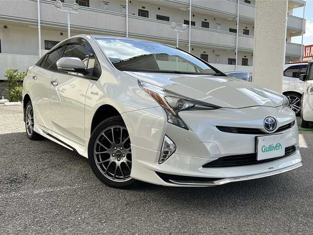 トヨタ プリウス A プレミアム 兵庫県 2018(平30)年 5.7万km ホワイトパールクリスタルシャイン ワンオーナー/純正ディーラーナビ/　Bluetooth・SD・AUX・CDチェンジャー/フルセグテレビ（走行中視聴可能）/純正ビルトインETC/ドライブレコーダー（前方）/バックカメラ/衝撃軽減システム/エアバッグ（W＋サイド）/カーテンエアバッグ/４WD/スマートキー/プッシュスタート/アダプティブクルーズコントロール/パワーステアリング/パワーウィンドウ/パーキングアシスト/アイドリングストップ/アンチロック・ブレーキ・システム/横滑り防止装置/コーナーセンサー（前後）/レーンキープアシスト/盗難防止装置/LEDヘッドライト/オートライト/オートマチックハイビーム/パワーシート（D席）/シートヒーター（D+N席）/サンルーフ/社外アルミ/　メーカー（SBB）/社外エアロパーツ/　メーカー（モデリスタ）/スペアキー（1本）/保証書/取扱説明書