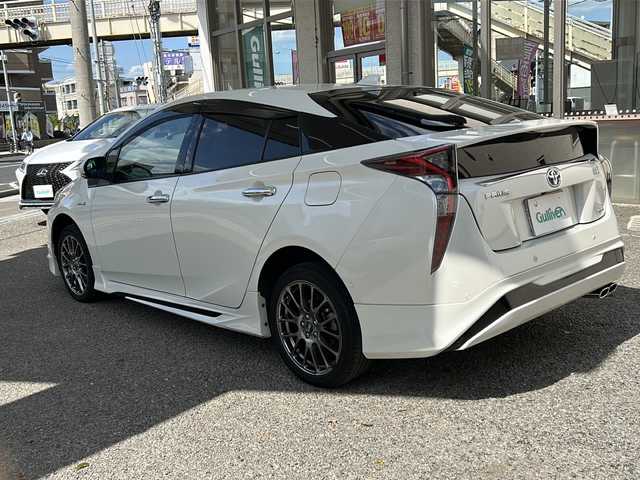 トヨタ プリウス A プレミアム 兵庫県 2018(平30)年 5.7万km ホワイトパールクリスタルシャイン ワンオーナー/純正ディーラーナビ/　Bluetooth・SD・AUX・CDチェンジャー/フルセグテレビ（走行中視聴可能）/純正ビルトインETC/ドライブレコーダー（前方）/バックカメラ/衝撃軽減システム/エアバッグ（W＋サイド）/カーテンエアバッグ/４WD/スマートキー/プッシュスタート/アダプティブクルーズコントロール/パワーステアリング/パワーウィンドウ/パーキングアシスト/アイドリングストップ/アンチロック・ブレーキ・システム/横滑り防止装置/コーナーセンサー（前後）/レーンキープアシスト/盗難防止装置/LEDヘッドライト/オートライト/オートマチックハイビーム/パワーシート（D席）/シートヒーター（D+N席）/サンルーフ/社外アルミ/　メーカー（SBB）/社外エアロパーツ/　メーカー（モデリスタ）/スペアキー（1本）/保証書/取扱説明書