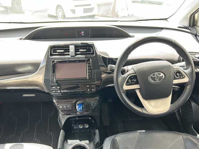 トヨタ プリウス A プレミアム 兵庫県 2018(平30)年 5.7万km ホワイトパールクリスタルシャイン ワンオーナー/純正ディーラーナビ/　Bluetooth・SD・AUX・CDチェンジャー/フルセグテレビ（走行中視聴可能）/純正ビルトインETC/ドライブレコーダー（前方）/バックカメラ/衝撃軽減システム/エアバッグ（W＋サイド）/カーテンエアバッグ/４WD/スマートキー/プッシュスタート/アダプティブクルーズコントロール/パワーステアリング/パワーウィンドウ/パーキングアシスト/アイドリングストップ/アンチロック・ブレーキ・システム/横滑り防止装置/コーナーセンサー（前後）/レーンキープアシスト/盗難防止装置/LEDヘッドライト/オートライト/オートマチックハイビーム/パワーシート（D席）/シートヒーター（D+N席）/サンルーフ/社外アルミ/　メーカー（SBB）/社外エアロパーツ/　メーカー（モデリスタ）/スペアキー（1本）/保証書/取扱説明書