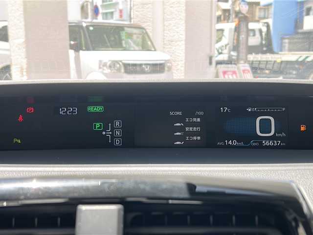 トヨタ プリウス A プレミアム 兵庫県 2018(平30)年 5.7万km ホワイトパールクリスタルシャイン ワンオーナー/純正ディーラーナビ/　Bluetooth・SD・AUX・CDチェンジャー/フルセグテレビ（走行中視聴可能）/純正ビルトインETC/ドライブレコーダー（前方）/バックカメラ/衝撃軽減システム/エアバッグ（W＋サイド）/カーテンエアバッグ/４WD/スマートキー/プッシュスタート/アダプティブクルーズコントロール/パワーステアリング/パワーウィンドウ/パーキングアシスト/アイドリングストップ/アンチロック・ブレーキ・システム/横滑り防止装置/コーナーセンサー（前後）/レーンキープアシスト/盗難防止装置/LEDヘッドライト/オートライト/オートマチックハイビーム/パワーシート（D席）/シートヒーター（D+N席）/サンルーフ/社外アルミ/　メーカー（SBB）/社外エアロパーツ/　メーカー（モデリスタ）/スペアキー（1本）/保証書/取扱説明書