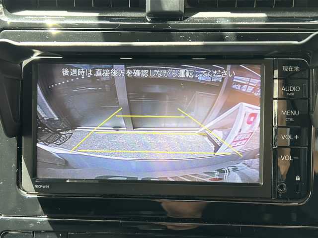 トヨタ プリウス A プレミアム 兵庫県 2018(平30)年 5.7万km ホワイトパールクリスタルシャイン ワンオーナー/純正ディーラーナビ/　Bluetooth・SD・AUX・CDチェンジャー/フルセグテレビ（走行中視聴可能）/純正ビルトインETC/ドライブレコーダー（前方）/バックカメラ/衝撃軽減システム/エアバッグ（W＋サイド）/カーテンエアバッグ/４WD/スマートキー/プッシュスタート/アダプティブクルーズコントロール/パワーステアリング/パワーウィンドウ/パーキングアシスト/アイドリングストップ/アンチロック・ブレーキ・システム/横滑り防止装置/コーナーセンサー（前後）/レーンキープアシスト/盗難防止装置/LEDヘッドライト/オートライト/オートマチックハイビーム/パワーシート（D席）/シートヒーター（D+N席）/サンルーフ/社外アルミ/　メーカー（SBB）/社外エアロパーツ/　メーカー（モデリスタ）/スペアキー（1本）/保証書/取扱説明書