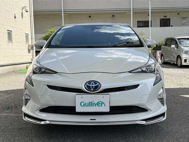 トヨタ プリウス A プレミアム 兵庫県 2018(平30)年 5.7万km ホワイトパールクリスタルシャイン ワンオーナー/純正ディーラーナビ/　Bluetooth・SD・AUX・CDチェンジャー/フルセグテレビ（走行中視聴可能）/純正ビルトインETC/ドライブレコーダー（前方）/バックカメラ/衝撃軽減システム/エアバッグ（W＋サイド）/カーテンエアバッグ/４WD/スマートキー/プッシュスタート/アダプティブクルーズコントロール/パワーステアリング/パワーウィンドウ/パーキングアシスト/アイドリングストップ/アンチロック・ブレーキ・システム/横滑り防止装置/コーナーセンサー（前後）/レーンキープアシスト/盗難防止装置/LEDヘッドライト/オートライト/オートマチックハイビーム/パワーシート（D席）/シートヒーター（D+N席）/サンルーフ/社外アルミ/　メーカー（SBB）/社外エアロパーツ/　メーカー（モデリスタ）/スペアキー（1本）/保証書/取扱説明書