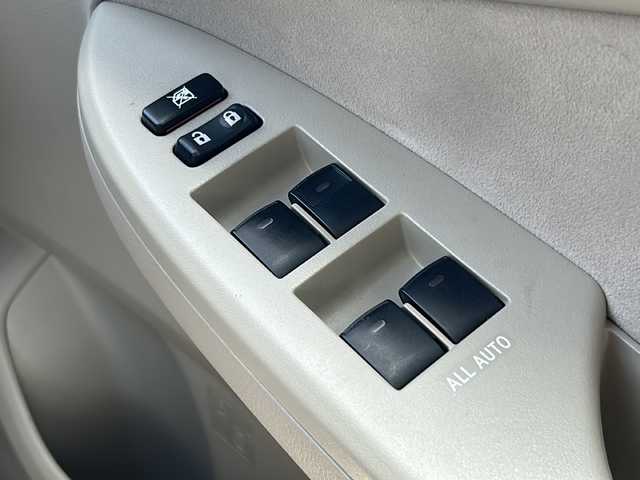 トヨタ カローラ アクシオ X HID エクストラリミテッド 兵庫県 2012(平24)年 2.1万km シルバーM 純正メモリナビ（AM・FM・ワンセグ・CD・DVD）　ETC　ISOFIX　プッシュスタート　オートライト　純正フロアマット　純正レース素材シートカバー　純正ドアバイザー