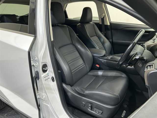 レクサス ＮＸ 300h Iパッケージ 長崎県 2015(平27)年 10.3万km ソニッククォーツ 純正ナビ（フルセグTV・BT・CDDVD・SD・FMAM）/バックカメラ/ETC/サンルーフ/ステアリングヒーター/クルーズコントロール/DN席シートヒーター/DN席パワーシート/衝突軽減ブレーキ/パドルシフト/純正18インチAW/ステアリングスイッチ/パワーウィンドウ