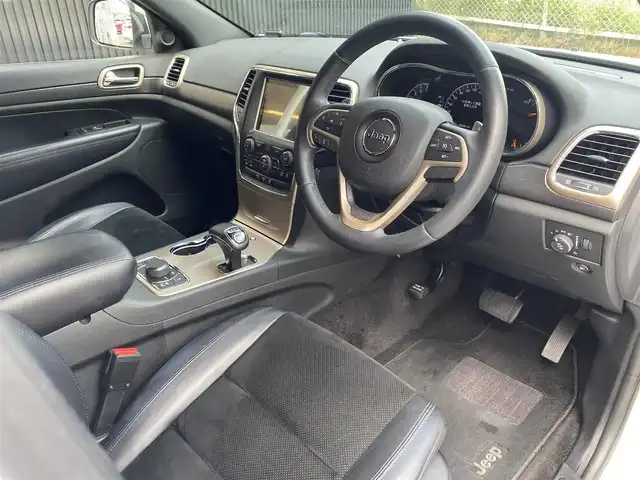 クライスラー・ジープ ジープ グランドチェロキー アルティテュード 福岡県 2015(平27)年 8.6万km ブライトホワイト 純正ナビ/CD/Bluetooth/USB/フルセグTV/後席社外モニター/クルーズコントロール/黒半革/シートヒーター/パワーシート/Bカメラ/ETC/スマートキー/スペアキー×1/オートワイパー/コーナーセンサー/HIDヘッドライト/保証書/取扱説明書