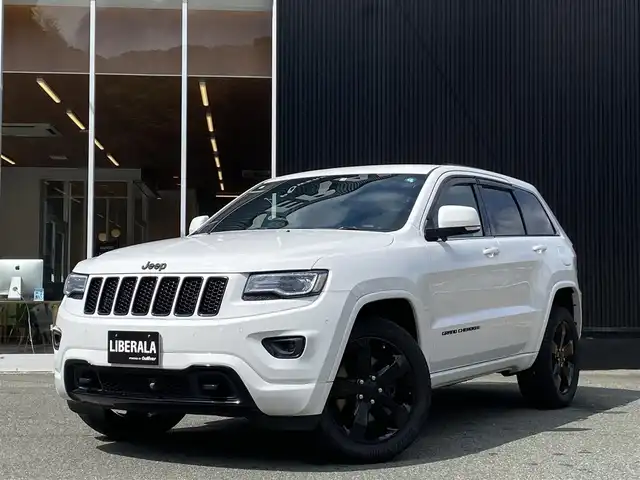 クライスラー・ジープ ジープ グランドチェロキー アルティテュード 福岡県 2015(平27)年 8.6万km ブライトホワイト 純正ナビ/CD/Bluetooth/USB/フルセグTV/後席社外モニター/クルーズコントロール/黒半革/シートヒーター/パワーシート/Bカメラ/ETC/スマートキー/スペアキー×1/オートワイパー/コーナーセンサー/HIDヘッドライト/保証書/取扱説明書