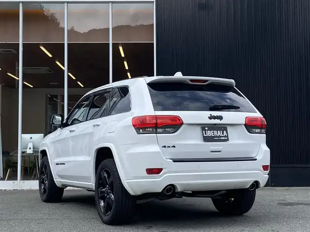 クライスラー・ジープ ジープ グランドチェロキー アルティテュード 福岡県 2015(平27)年 8.6万km ブライトホワイト 純正ナビ/CD/Bluetooth/USB/フルセグTV/後席社外モニター/クルーズコントロール/黒半革/シートヒーター/パワーシート/Bカメラ/ETC/スマートキー/スペアキー×1/オートワイパー/コーナーセンサー/HIDヘッドライト/保証書/取扱説明書