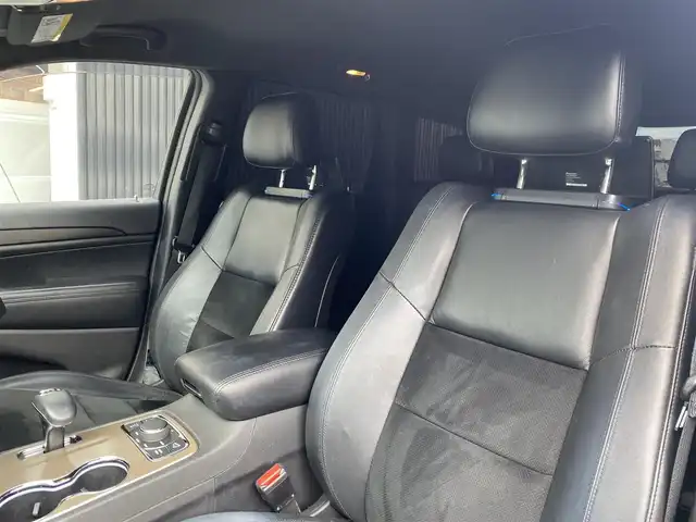 クライスラー・ジープ ジープ グランドチェロキー アルティテュード 福岡県 2015(平27)年 8.6万km ブライトホワイト 純正ナビ/CD/Bluetooth/USB/フルセグTV/後席社外モニター/クルーズコントロール/黒半革/シートヒーター/パワーシート/Bカメラ/ETC/スマートキー/スペアキー×1/オートワイパー/コーナーセンサー/HIDヘッドライト/保証書/取扱説明書