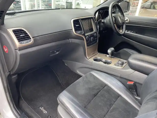 クライスラー・ジープ ジープ グランドチェロキー アルティテュード 福岡県 2015(平27)年 8.6万km ブライトホワイト 純正ナビ/CD/Bluetooth/USB/フルセグTV/後席社外モニター/クルーズコントロール/黒半革/シートヒーター/パワーシート/Bカメラ/ETC/スマートキー/スペアキー×1/オートワイパー/コーナーセンサー/HIDヘッドライト/保証書/取扱説明書