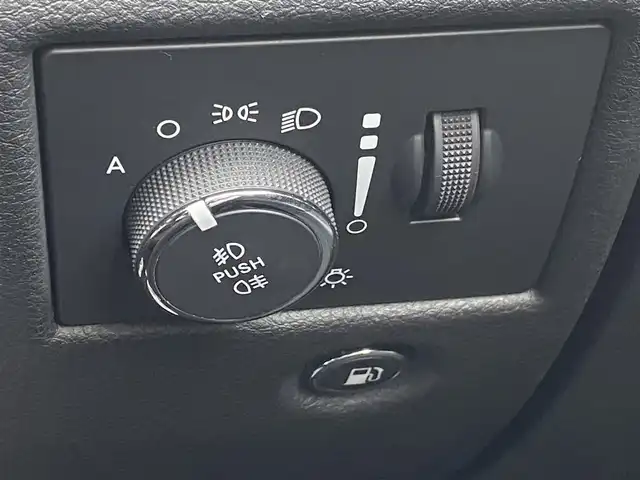 クライスラー・ジープ ジープ グランドチェロキー アルティテュード 福岡県 2015(平27)年 8.6万km ブライトホワイト 純正ナビ/CD/Bluetooth/USB/フルセグTV/後席社外モニター/クルーズコントロール/黒半革/シートヒーター/パワーシート/Bカメラ/ETC/スマートキー/スペアキー×1/オートワイパー/コーナーセンサー/HIDヘッドライト/保証書/取扱説明書