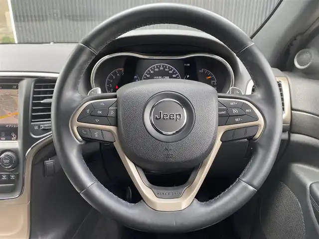 クライスラー・ジープ ジープ グランドチェロキー アルティテュード 福岡県 2015(平27)年 8.6万km ブライトホワイト 純正ナビ/CD/Bluetooth/USB/フルセグTV/後席社外モニター/クルーズコントロール/黒半革/シートヒーター/パワーシート/Bカメラ/ETC/スマートキー/スペアキー×1/オートワイパー/コーナーセンサー/HIDヘッドライト/保証書/取扱説明書