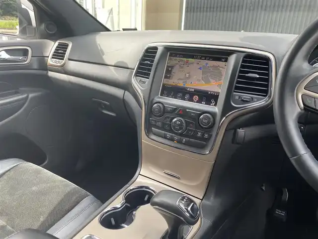 クライスラー・ジープ ジープ グランドチェロキー アルティテュード 福岡県 2015(平27)年 8.6万km ブライトホワイト 純正ナビ/CD/Bluetooth/USB/フルセグTV/後席社外モニター/クルーズコントロール/黒半革/シートヒーター/パワーシート/Bカメラ/ETC/スマートキー/スペアキー×1/オートワイパー/コーナーセンサー/HIDヘッドライト/保証書/取扱説明書