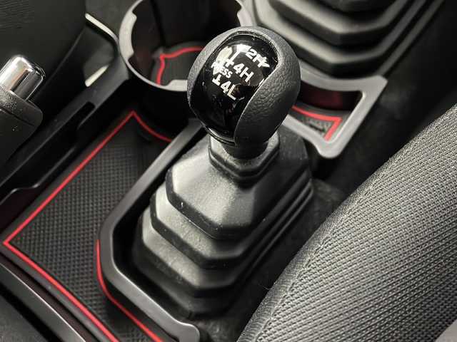 スズキ ジムニー XC 栃木県 2023(令5)年 2.2万km キネティックイエロー/ブラックトップ2トーン 5MT/純正メモリーナビ(Panasonic CN-HZ885)/・Bluetooth/フルセグTV/CD/DVD/SD/AM/FM/スズキセーフティサポート/・デュアルカメラブレーキサポート/・ハイビームアシスト/・車線逸脱警報/・ふらつき警報/・標識認識/ビルトインETC/純正前後ドライブレコーダー/ヒルディセントコントロール/LEDヘッドライト/フォグランプ/プッシュスタート/純正フロアマット(ラバータイプ)/マッドガード/サイド+カーテンエアバッグ/スマートキー×2本