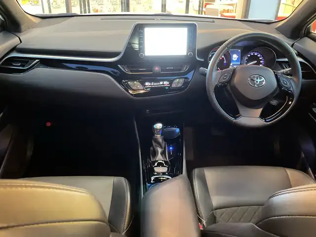 トヨタ Ｃ－ＨＲ G モード ネロ セーフティプラス 千葉県 2020(令2)年 1.9万km ホワイトパールクリスタルシャイン 純正8インチナビ/(BT/FM/AM)/全周囲カメラ/ブラインドスポットモニター/衝突被害軽減システム/車線逸脱警報/クルーズコントロール/ハーフレザーシート/横滑り防止装置/ETC/ドライブレコーダー/アイドリングストップ/LEDヘッドライト/フォグランプ/オートライト/ウィンカーミラー/電動格納ミラー/純正18インチAW/シートヒーター/プッシュスタート/スマートキー/フロアマット/ドアバイザー