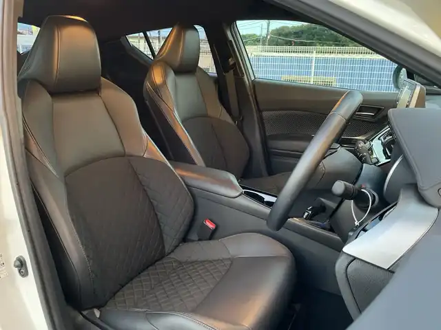 トヨタ Ｃ－ＨＲ G モード ネロ セーフティプラス 千葉県 2020(令2)年 1.9万km ホワイトパールクリスタルシャイン 純正8インチナビ/(BT/FM/AM)/全周囲カメラ/ブラインドスポットモニター/衝突被害軽減システム/車線逸脱警報/クルーズコントロール/ハーフレザーシート/横滑り防止装置/ETC/ドライブレコーダー/アイドリングストップ/LEDヘッドライト/フォグランプ/オートライト/ウィンカーミラー/電動格納ミラー/純正18インチAW/シートヒーター/プッシュスタート/スマートキー/フロアマット/ドアバイザー