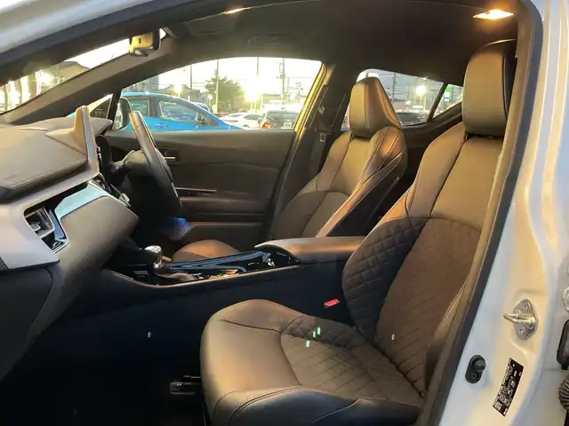 トヨタ Ｃ－ＨＲ G モード ネロ セーフティプラス 千葉県 2020(令2)年 1.9万km ホワイトパールクリスタルシャイン 純正8インチナビ/(BT/FM/AM)/全周囲カメラ/ブラインドスポットモニター/衝突被害軽減システム/車線逸脱警報/クルーズコントロール/ハーフレザーシート/横滑り防止装置/ETC/ドライブレコーダー/アイドリングストップ/LEDヘッドライト/フォグランプ/オートライト/ウィンカーミラー/電動格納ミラー/純正18インチAW/シートヒーター/プッシュスタート/スマートキー/フロアマット/ドアバイザー