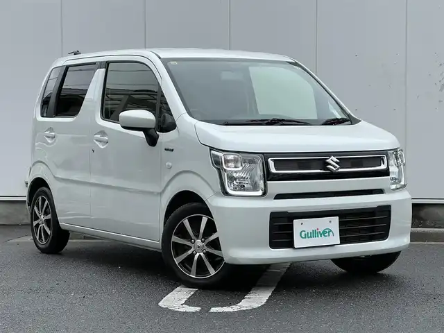 スズキ ワゴンＲ HYBRID FX 三重県 2018(平30)年 4.6万km ピュアホワイトP 社外オーディオ（AM/FM/CD）/マイルドハイブリッド/アイドリングストップシステム/シートヒーター（運転席）/オートエアコン/リアヒーターダクト/エコクール/スペアキー/メッキ加飾付ブラックパールフロントグリル/フロントリア標準バンパー/ボディ同色ドアミラー（電動格納機能付）/ボディ同色アウトサイドドアハンドル/155/65R14タイヤ/14インチフルホイールキャップ/ブラック内装/ホワイトインパネ加飾/ウレタン製ステアリングホイール/ホワイト目盛自発光式アナログメーター/タコメーター/オレンジ照明マルチインフォメーションディスプレイ/ブラックドット調ファブリックシート/リモコンキー