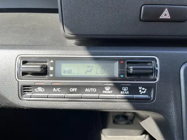 スズキ ワゴンＲ HYBRID FX 三重県 2018(平30)年 4.6万km ピュアホワイトP 社外オーディオ（AM/FM/CD）/マイルドハイブリッド/アイドリングストップシステム/シートヒーター（運転席）/オートエアコン/リアヒーターダクト/エコクール/スペアキー/メッキ加飾付ブラックパールフロントグリル/フロントリア標準バンパー/ボディ同色ドアミラー（電動格納機能付）/ボディ同色アウトサイドドアハンドル/155/65R14タイヤ/14インチフルホイールキャップ/ブラック内装/ホワイトインパネ加飾/ウレタン製ステアリングホイール/ホワイト目盛自発光式アナログメーター/タコメーター/オレンジ照明マルチインフォメーションディスプレイ/ブラックドット調ファブリックシート/リモコンキー