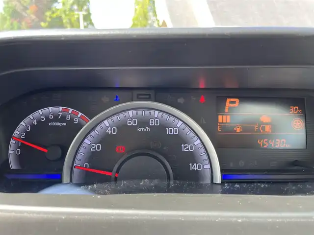 スズキ ワゴンＲ HYBRID FX 三重県 2018(平30)年 4.6万km ピュアホワイトP 社外オーディオ（AM/FM/CD）/マイルドハイブリッド/アイドリングストップシステム/シートヒーター（運転席）/オートエアコン/リアヒーターダクト/エコクール/スペアキー/メッキ加飾付ブラックパールフロントグリル/フロントリア標準バンパー/ボディ同色ドアミラー（電動格納機能付）/ボディ同色アウトサイドドアハンドル/155/65R14タイヤ/14インチフルホイールキャップ/ブラック内装/ホワイトインパネ加飾/ウレタン製ステアリングホイール/ホワイト目盛自発光式アナログメーター/タコメーター/オレンジ照明マルチインフォメーションディスプレイ/ブラックドット調ファブリックシート/リモコンキー