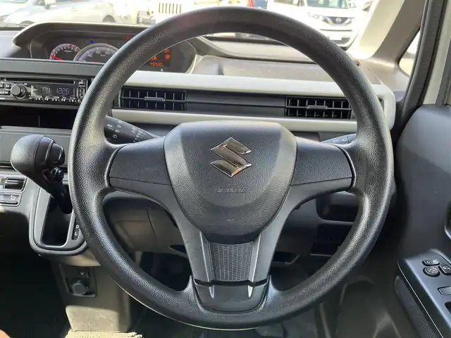 スズキ ワゴンＲ HYBRID FX 三重県 2018(平30)年 4.6万km ピュアホワイトP 社外オーディオ（AM/FM/CD）/マイルドハイブリッド/アイドリングストップシステム/シートヒーター（運転席）/オートエアコン/リアヒーターダクト/エコクール/スペアキー/メッキ加飾付ブラックパールフロントグリル/フロントリア標準バンパー/ボディ同色ドアミラー（電動格納機能付）/ボディ同色アウトサイドドアハンドル/155/65R14タイヤ/14インチフルホイールキャップ/ブラック内装/ホワイトインパネ加飾/ウレタン製ステアリングホイール/ホワイト目盛自発光式アナログメーター/タコメーター/オレンジ照明マルチインフォメーションディスプレイ/ブラックドット調ファブリックシート/リモコンキー