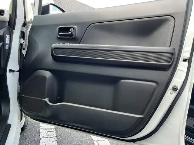 スズキ ワゴンＲ HYBRID FX 三重県 2018(平30)年 4.6万km ピュアホワイトP 社外オーディオ（AM/FM/CD）/マイルドハイブリッド/アイドリングストップシステム/シートヒーター（運転席）/オートエアコン/リアヒーターダクト/エコクール/スペアキー/メッキ加飾付ブラックパールフロントグリル/フロントリア標準バンパー/ボディ同色ドアミラー（電動格納機能付）/ボディ同色アウトサイドドアハンドル/155/65R14タイヤ/14インチフルホイールキャップ/ブラック内装/ホワイトインパネ加飾/ウレタン製ステアリングホイール/ホワイト目盛自発光式アナログメーター/タコメーター/オレンジ照明マルチインフォメーションディスプレイ/ブラックドット調ファブリックシート/リモコンキー