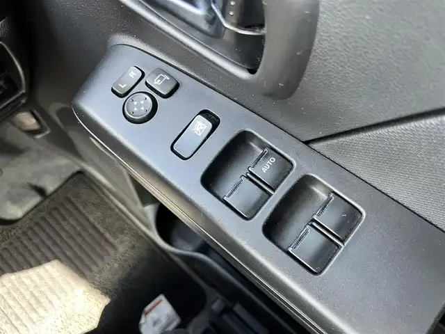 スズキ ワゴンＲ HYBRID FX 三重県 2018(平30)年 4.6万km ピュアホワイトP 社外オーディオ（AM/FM/CD）/マイルドハイブリッド/アイドリングストップシステム/シートヒーター（運転席）/オートエアコン/リアヒーターダクト/エコクール/スペアキー/メッキ加飾付ブラックパールフロントグリル/フロントリア標準バンパー/ボディ同色ドアミラー（電動格納機能付）/ボディ同色アウトサイドドアハンドル/155/65R14タイヤ/14インチフルホイールキャップ/ブラック内装/ホワイトインパネ加飾/ウレタン製ステアリングホイール/ホワイト目盛自発光式アナログメーター/タコメーター/オレンジ照明マルチインフォメーションディスプレイ/ブラックドット調ファブリックシート/リモコンキー