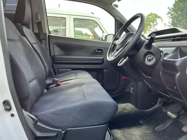 スズキ ワゴンＲ HYBRID FX 三重県 2018(平30)年 4.6万km ピュアホワイトP 社外オーディオ（AM/FM/CD）/マイルドハイブリッド/アイドリングストップシステム/シートヒーター（運転席）/オートエアコン/リアヒーターダクト/エコクール/スペアキー/メッキ加飾付ブラックパールフロントグリル/フロントリア標準バンパー/ボディ同色ドアミラー（電動格納機能付）/ボディ同色アウトサイドドアハンドル/155/65R14タイヤ/14インチフルホイールキャップ/ブラック内装/ホワイトインパネ加飾/ウレタン製ステアリングホイール/ホワイト目盛自発光式アナログメーター/タコメーター/オレンジ照明マルチインフォメーションディスプレイ/ブラックドット調ファブリックシート/リモコンキー