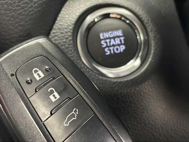 トヨタ ＲＡＶ４ G 秋田県 2022(令4)年 2.4万km プラチナホワイトパールマイカ 4WD/TRDエアロ（F/S/R）/ルーフレール/パワーバックドア/純正ディスプレイオーディオ/全方位カメラ・バックカメラ/ビルトインETC2.0/トヨタセーフティセンス/アダプティブクルーズコントロール/オートマチックハイビーム/クリアランスソナー/横滑り防止装置/レザーシート/D席パワーシート/前席シートヒーター/ステアリングヒーター/ステアリングリモコン/電動パーキングブレーキ/オートブレーキホールド/LEDヘッドランプ/フォグランプ/USBポート/純正フロアマット/純正ドアバイザー