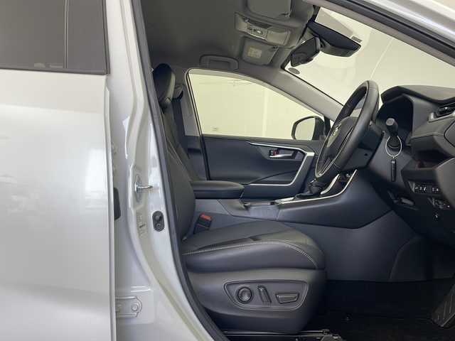 トヨタ ＲＡＶ４ G 秋田県 2022(令4)年 2.4万km プラチナホワイトパールマイカ 4WD/TRDエアロ（F/S/R）/ルーフレール/パワーバックドア/純正ディスプレイオーディオ/全方位カメラ・バックカメラ/ビルトインETC2.0/トヨタセーフティセンス/アダプティブクルーズコントロール/オートマチックハイビーム/クリアランスソナー/横滑り防止装置/レザーシート/D席パワーシート/前席シートヒーター/ステアリングヒーター/ステアリングリモコン/電動パーキングブレーキ/オートブレーキホールド/LEDヘッドランプ/フォグランプ/USBポート/純正フロアマット/純正ドアバイザー