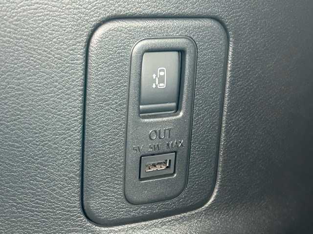日産 セレナ ハイウェイスター 千葉県 2016(平28)年 6万km ダイヤモンドブラック 純正ナビ/フルセグTV/CD/DVD/Bluetooth/ETC/両側パワースライドドア/アラウンドビューモニター/クルーズコントロール/前後コーナーセンサー/前方ドライブレコーダー/アイドリングストップ/レーンキープアシスト/エマージェンシーブレーキ/標識認識/ふらつき防止/盗難防止装置/オートライト/ウィンカーミラー/リアサンシェード/ステアリングスイッチ/プッシュスタート/スマートキー/スペアキー１本/LEDヘッドライト/純正アルミホイール/純正フロアマット/保証書/取扱説明書