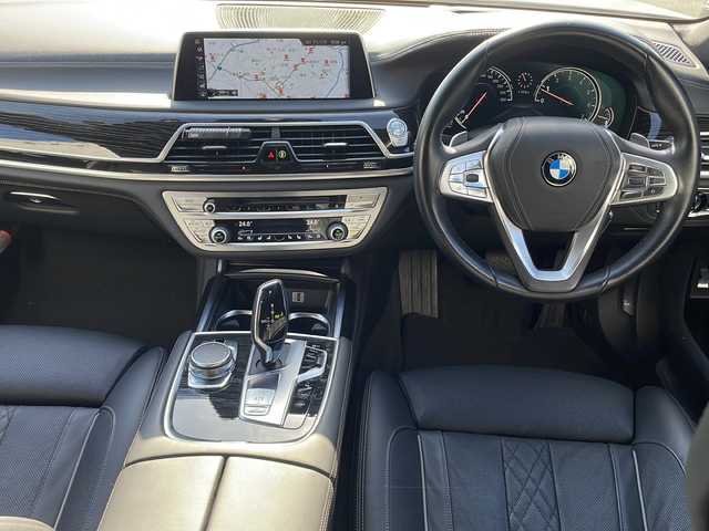 ＢＭＷ ７４０ｉ Mスポーツ 静岡県 2016(平28)年 2.7万km アルピンホワイトⅢ /純正ナビ/地デジTV//純正CD/DVD/Bluetooth//バック/全周囲カメラ//サンルーフ//レザーシート//シートヒーター/エアシート//純正19インチAW//レーダークルーズコントロール//パワートランク//プッシュスタート//ドライブレコーダー//ETC