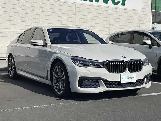 ＢＭＷ ７４０ｉ Mスポーツ 静岡県 2016(平28)年 2.7万km アルピンホワイトⅢ /純正ナビ/地デジTV//純正CD/DVD/Bluetooth//バック/全周囲カメラ//サンルーフ//レザーシート//シートヒーター/エアシート//純正19インチAW//レーダークルーズコントロール//パワートランク//プッシュスタート//ドライブレコーダー//ETC