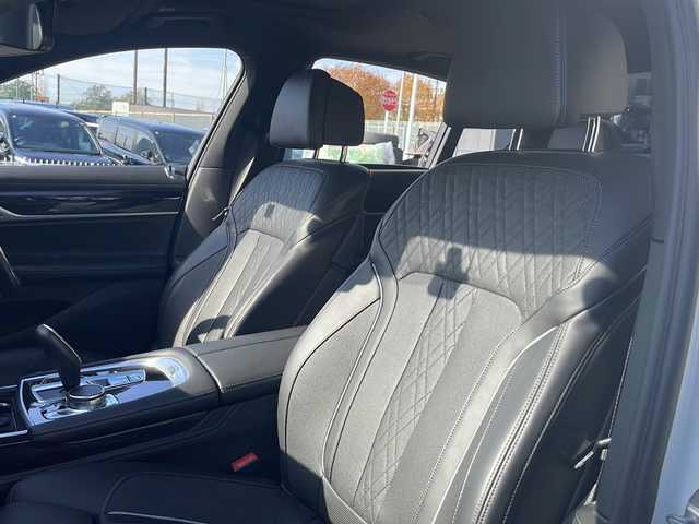 ＢＭＷ ７４０ｉ Mスポーツ 静岡県 2016(平28)年 2.7万km アルピンホワイトⅢ /純正ナビ/地デジTV//純正CD/DVD/Bluetooth//バック/全周囲カメラ//サンルーフ//レザーシート//シートヒーター/エアシート//純正19インチAW//レーダークルーズコントロール//パワートランク//プッシュスタート//ドライブレコーダー//ETC