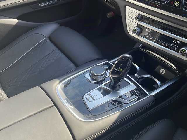 ＢＭＷ ７４０ｉ Mスポーツ 静岡県 2016(平28)年 2.7万km アルピンホワイトⅢ /純正ナビ/地デジTV//純正CD/DVD/Bluetooth//バック/全周囲カメラ//サンルーフ//レザーシート//シートヒーター/エアシート//純正19インチAW//レーダークルーズコントロール//パワートランク//プッシュスタート//ドライブレコーダー//ETC