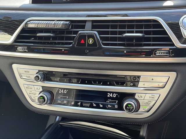 ＢＭＷ ７４０ｉ Mスポーツ 静岡県 2016(平28)年 2.7万km アルピンホワイトⅢ /純正ナビ/地デジTV//純正CD/DVD/Bluetooth//バック/全周囲カメラ//サンルーフ//レザーシート//シートヒーター/エアシート//純正19インチAW//レーダークルーズコントロール//パワートランク//プッシュスタート//ドライブレコーダー//ETC