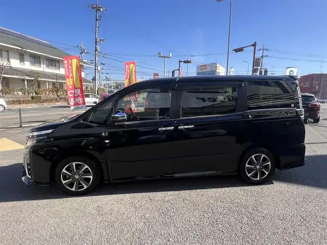トヨタ ヴォクシー ZS 煌Ⅲ 京都府 2020(令2)年 9.1万km ブラック  ワンオーナー/ トヨタセーフティセンス/ 両側パワースライドドア/ 純正10インチSDFナビ/・　バックカメラ/・　フルセグTV/・　CD/DVD/BTオーディオ/ 前後ドラレコ/ ビルトインETC/ ハーフレザーシート/ HDMI端子/ USB端子/ クルーズコントロール/ ステアリモコン/ 前後ソナー/ 純正16インチアルミ/ 純正フロアマット/ ドアバイザー/ 新車時保証書/ 車両取説
