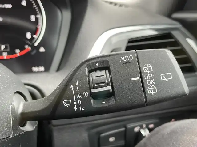 ＢＭＷ １１８ｄ スポーツ 千葉県 2018(平30)年 6.6万km アルピンホワイトⅢ 純正HDDナビ/CD/DVD/BT/ミュージックサーバー/バックカメラ/ETC/ドライブレコーダー/衝突被害軽減ブレーキ/レーンキープアシスト/クルーズコントロール/シートヒーター /ステアリングスイッチ/コーナーセンサー/スマートキー/プッシュスタート/LEDヘッドライト/オートライト/フォグランプ/純正16インチアルミホイール/純正16インチAW冬タイヤ車載