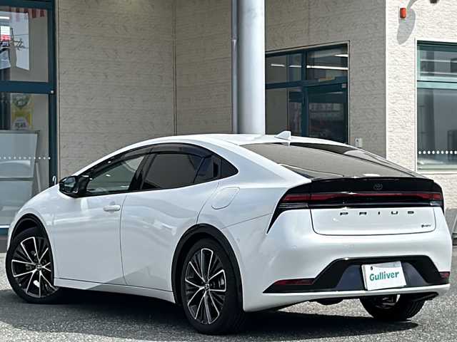 トヨタ プリウス Z 愛知県 2023(令5)年 1.2万km プラチナホワイトパールマイカ 登録時走行距離11144km/ワンオーナー/純正12インチHDDナビ/（Bluetooth/フルセグTV/Miracast)/パラノミックビューモニター/インテリジェントクリアナンスソナー/純正ドラレコ前後/純正デジタルインナーミラー/トヨタセーフティー/プリクラッシュセーフティー/アダブティブクルーズコントロール/レーンディパーチャーアラート/レーントーシングアラート/ブラインドスポットモニター/オートマチックハイビーム/リヤクロストラフィックアラート/パワーバックドア/シートヒーター/ベンチレーション/ビルドイン2.0ETC/D席メモリ機能パワーシート/ステアリングヒーター/ＴＶキャンセラー/電子パーキング/ＡＣ１００Ｖアクセサリー/スペヤタイヤ×１/ＵＳＢ端子/革巻きステアリング/ステアリングスイッチ/フォグランプ/ＬＥＤライト/ドアバイザー/スマートキー/保証書