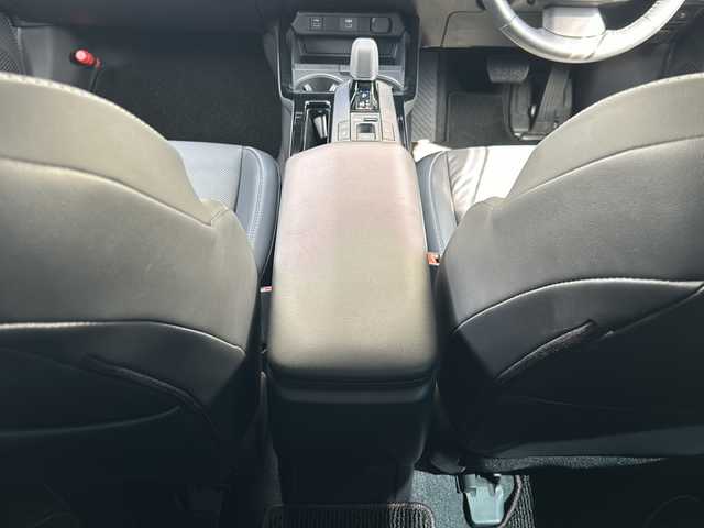 トヨタ プリウス Z 愛知県 2023(令5)年 1.2万km プラチナホワイトパールマイカ 登録時走行距離11144km/ワンオーナー/純正12インチHDDナビ/（Bluetooth/フルセグTV/Miracast)/パラノミックビューモニター/インテリジェントクリアナンスソナー/純正ドラレコ前後/純正デジタルインナーミラー/トヨタセーフティー/プリクラッシュセーフティー/アダブティブクルーズコントロール/レーンディパーチャーアラート/レーントーシングアラート/ブラインドスポットモニター/オートマチックハイビーム/リヤクロストラフィックアラート/パワーバックドア/シートヒーター/ベンチレーション/ビルドイン2.0ETC/D席メモリ機能パワーシート/ステアリングヒーター/ＴＶキャンセラー/電子パーキング/ＡＣ１００Ｖアクセサリー/スペヤタイヤ×１/ＵＳＢ端子/革巻きステアリング/ステアリングスイッチ/フォグランプ/ＬＥＤライト/ドアバイザー/スマートキー/保証書