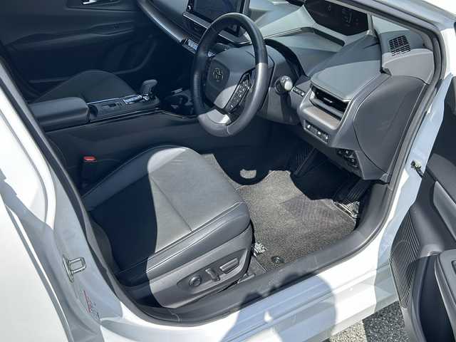 トヨタ プリウス Z 愛知県 2023(令5)年 1.2万km プラチナホワイトパールマイカ 登録時走行距離11144km/ワンオーナー/純正12インチHDDナビ/（Bluetooth/フルセグTV/Miracast)/パラノミックビューモニター/インテリジェントクリアナンスソナー/純正ドラレコ前後/純正デジタルインナーミラー/トヨタセーフティー/プリクラッシュセーフティー/アダブティブクルーズコントロール/レーンディパーチャーアラート/レーントーシングアラート/ブラインドスポットモニター/オートマチックハイビーム/リヤクロストラフィックアラート/パワーバックドア/シートヒーター/ベンチレーション/ビルドイン2.0ETC/D席メモリ機能パワーシート/ステアリングヒーター/ＴＶキャンセラー/電子パーキング/ＡＣ１００Ｖアクセサリー/スペヤタイヤ×１/ＵＳＢ端子/革巻きステアリング/ステアリングスイッチ/フォグランプ/ＬＥＤライト/ドアバイザー/スマートキー/保証書