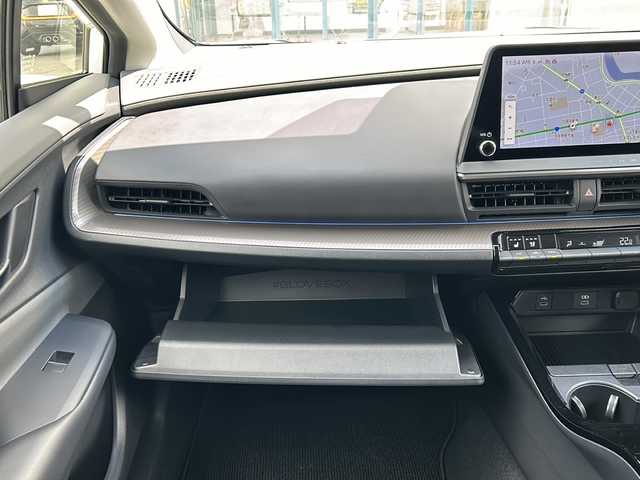 トヨタ プリウス Z 愛知県 2023(令5)年 1.2万km プラチナホワイトパールマイカ 登録時走行距離11144km/ワンオーナー/純正12インチHDDナビ/（Bluetooth/フルセグTV/Miracast)/パラノミックビューモニター/インテリジェントクリアナンスソナー/純正ドラレコ前後/純正デジタルインナーミラー/トヨタセーフティー/プリクラッシュセーフティー/アダブティブクルーズコントロール/レーンディパーチャーアラート/レーントーシングアラート/ブラインドスポットモニター/オートマチックハイビーム/リヤクロストラフィックアラート/パワーバックドア/シートヒーター/ベンチレーション/ビルドイン2.0ETC/D席メモリ機能パワーシート/ステアリングヒーター/ＴＶキャンセラー/電子パーキング/ＡＣ１００Ｖアクセサリー/スペヤタイヤ×１/ＵＳＢ端子/革巻きステアリング/ステアリングスイッチ/フォグランプ/ＬＥＤライト/ドアバイザー/スマートキー/保証書