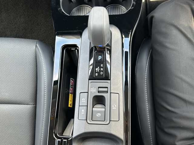 トヨタ プリウス Z 愛知県 2023(令5)年 1.2万km プラチナホワイトパールマイカ 登録時走行距離11144km/ワンオーナー/純正12インチHDDナビ/（Bluetooth/フルセグTV/Miracast)/パラノミックビューモニター/インテリジェントクリアナンスソナー/純正ドラレコ前後/純正デジタルインナーミラー/トヨタセーフティー/プリクラッシュセーフティー/アダブティブクルーズコントロール/レーンディパーチャーアラート/レーントーシングアラート/ブラインドスポットモニター/オートマチックハイビーム/リヤクロストラフィックアラート/パワーバックドア/シートヒーター/ベンチレーション/ビルドイン2.0ETC/D席メモリ機能パワーシート/ステアリングヒーター/ＴＶキャンセラー/電子パーキング/ＡＣ１００Ｖアクセサリー/スペヤタイヤ×１/ＵＳＢ端子/革巻きステアリング/ステアリングスイッチ/フォグランプ/ＬＥＤライト/ドアバイザー/スマートキー/保証書