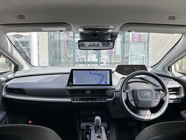 トヨタ プリウス Z 愛知県 2023(令5)年 1.2万km プラチナホワイトパールマイカ 登録時走行距離11144km/ワンオーナー/純正12インチHDDナビ/（Bluetooth/フルセグTV/Miracast)/パラノミックビューモニター/インテリジェントクリアナンスソナー/純正ドラレコ前後/純正デジタルインナーミラー/トヨタセーフティー/プリクラッシュセーフティー/アダブティブクルーズコントロール/レーンディパーチャーアラート/レーントーシングアラート/ブラインドスポットモニター/オートマチックハイビーム/リヤクロストラフィックアラート/パワーバックドア/シートヒーター/ベンチレーション/ビルドイン2.0ETC/D席メモリ機能パワーシート/ステアリングヒーター/ＴＶキャンセラー/電子パーキング/ＡＣ１００Ｖアクセサリー/スペヤタイヤ×１/ＵＳＢ端子/革巻きステアリング/ステアリングスイッチ/フォグランプ/ＬＥＤライト/ドアバイザー/スマートキー/保証書