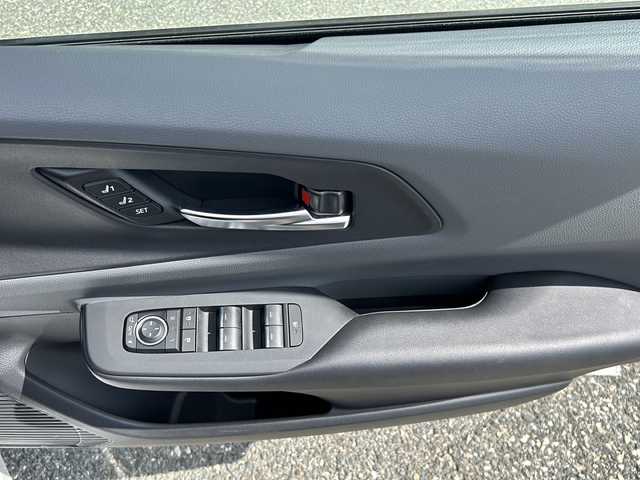 トヨタ プリウス Z 愛知県 2023(令5)年 1.2万km プラチナホワイトパールマイカ 登録時走行距離11144km/ワンオーナー/純正12インチHDDナビ/（Bluetooth/フルセグTV/Miracast)/パラノミックビューモニター/インテリジェントクリアナンスソナー/純正ドラレコ前後/純正デジタルインナーミラー/トヨタセーフティー/プリクラッシュセーフティー/アダブティブクルーズコントロール/レーンディパーチャーアラート/レーントーシングアラート/ブラインドスポットモニター/オートマチックハイビーム/リヤクロストラフィックアラート/パワーバックドア/シートヒーター/ベンチレーション/ビルドイン2.0ETC/D席メモリ機能パワーシート/ステアリングヒーター/ＴＶキャンセラー/電子パーキング/ＡＣ１００Ｖアクセサリー/スペヤタイヤ×１/ＵＳＢ端子/革巻きステアリング/ステアリングスイッチ/フォグランプ/ＬＥＤライト/ドアバイザー/スマートキー/保証書
