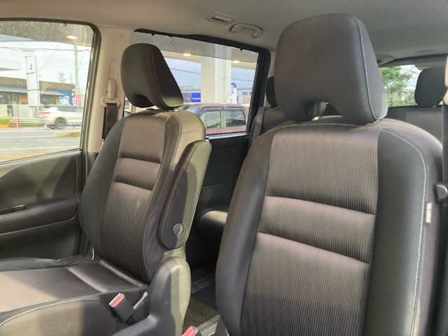 日産 セレナ ハイウェイスター 三重県 2017(平29)年 11万km ダイヤモンドブラック (株)IDOMが運営する【じしゃロン四日市店】の自社ローン専用車両になります。こちらは現金またはオートローンご利用時の価格です。自社ローンご希望の方は別途その旨お申付け下さい/純正SDナビ（CD/DVD/AM/FM/BT）/衝突軽減システム/両側パワースライドドア/フリップダウンモニター/全方位カメラ/フルセグTV/前方向ドライブレコーダー/エンジンスタートボタン/スマートキー/ETC/社外16インチAW/アイドリングストップ