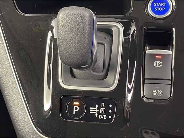 日産 セレナ e－パワー ハイウェイスター V 埼玉県 2021(令3)年 5.9万km ダイヤモンドブラック 純正SDナビ　/全方位カメラ　/ＢＳＭ　/シートヒーター　/プロパイロット　/ビルトインＥＴＣ　/デジタルインナーミラー　/ドライブレコーダー　/ステアリングヒーター　/両側パワースライドドア　/ブレードホールド　/ＬＥＤ/純正フロアマット/純正アルミホイール/フロントフォグランプ/ウィンカーミラー/ドアバイザー/プッシュスタート/スマートキー