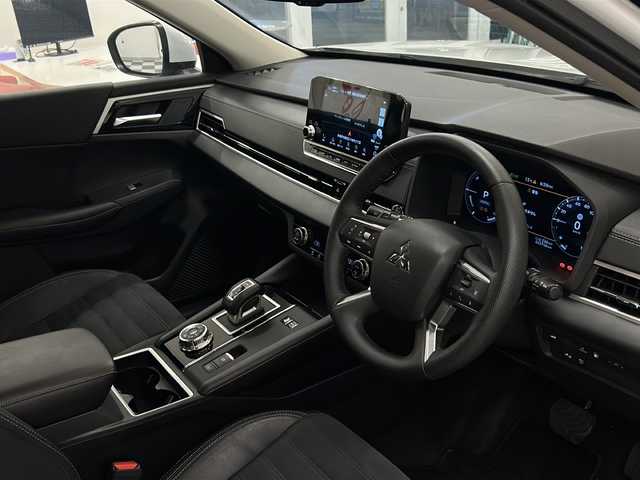 三菱 アウトランダー ＰＨＥＶ G 岐阜県 2022(令4)年 4.4万km ホワイトダイヤモンド 4WD/MI-PILOT/PHEV充電ケーブル付/パワーバックドア/純正ナビゲーション/アラウンドビューモニター/フルセグテレビ/AppleCarPlay/Bluetooth/ワイヤレス充電/USB接続/レーダークルーズコントロール/ブラインドスポットモニター(BSM)/ドライブレコーダー/ハーフレザーシート/シートヒーター/パワーシート/ステアリングヒーター/パドルシフト/プッシュスタート/スマートキー/純正フロアマット/LEDヘッドライト/オートライト/オートマチックハイビーム/ルーフレール/純正アルミホイール