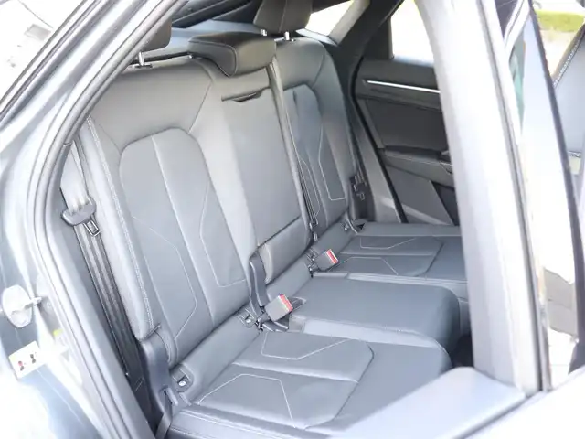 アウディ アウディ Ｑ３ SB 35TDIクワトロ Sライン 神奈川県 2023(令5)年 2.1万km グレー ワンオーナー/コンビニエンス/アシスタントパッケージ/プラスパッケージ/テクノロジーパッケージ/純正ナビ/全方位カメラ/ミラー型ドライブレコーダー/クルーズコントロール/プッシュスタート/ETC2.0/LEDヘッドライト/保証書/取説/記録(R.6.7)/スペアスマートキー/ルーフキャリア/ルーフラック